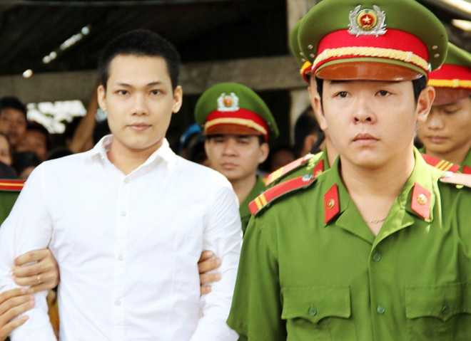 Lạnh người nụ cười của gã trai chém chết hàng xóm khi ra xe tù