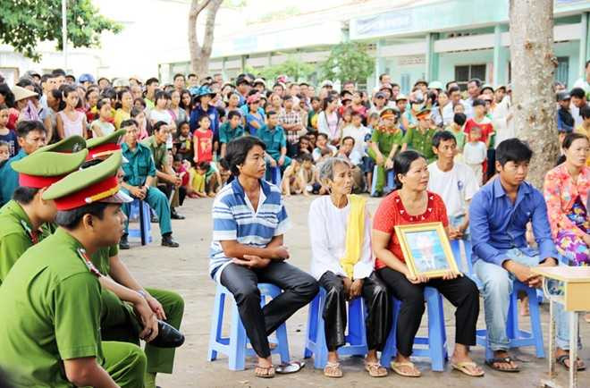 Lạnh người nụ cười của gã trai chém chết hàng xóm khi ra xe tù