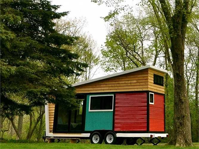 Đây không phải là ngôi nhà di động bình thường. Mới thoạt nhìn, nó như chiếc xe đồ chơi màu sắc phóng to.