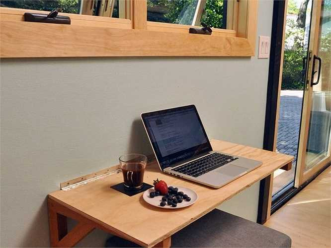Đằng sau khu vực phòng khách, thậm chí còn có bàn làm việc rất chuyên nghiệp.