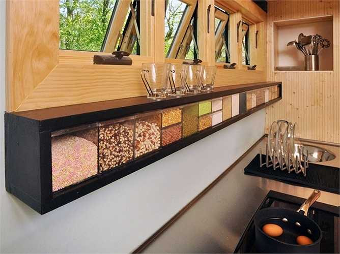 Thức ăn khô sẽ được cất giữ gọn gàng dưới quầy bếp.