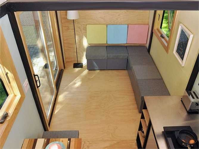 Những chiếc ghế ngồi hình lập phương được bày biện bên trong không gian chính của ngôi nhà.