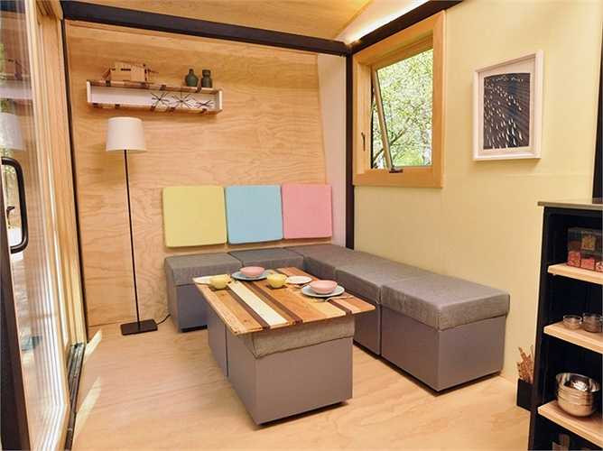 Những chiếc ghế hình khối lập phương có thể nhanh chóng biến thành một chiếc bàn ăn.