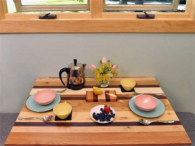 Một bàn ăn xinh xắn dành cho 2 người, được đặt trước cửa sổ. Ở đây, có thể vừa ăn vừa ngắm cảnh và hít thở không khí trong lành.