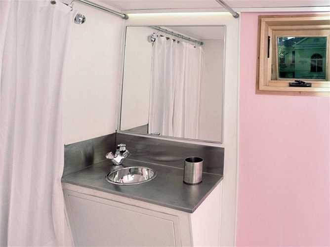 Phòng tắm với màu sắc chủ đạo là màu trắng.