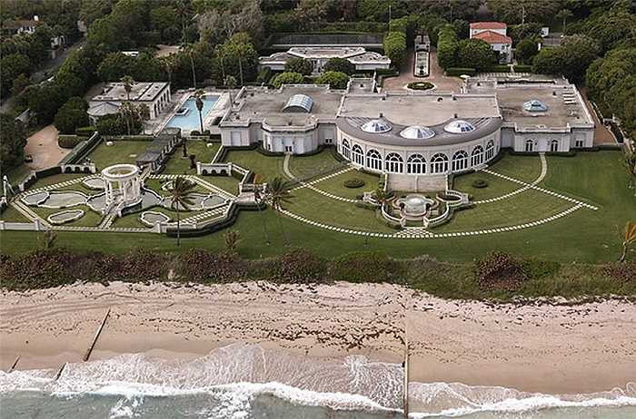 10. Victorian Villa của Elena Franchuk: Đây là dinh thự ở Anh của nữ doanh nhân Ukraina, Elena Franchuk, gồm 5 tầng, 1 bể bơi, 1 phòng lánh nạn, một rạp hát trong nhà và một phòng tập thể hình kèm xông hơi. Giá: 161 triệu USD. 