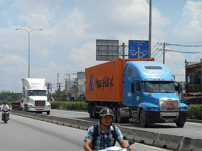 Xe đầu kéo container đang đổ dốc cầu vượt Linh Xuân (quận Thủ Đức) - nơi xảy ra vụ TNGT khiến 5 người thiệt mạng ngày 31/5.