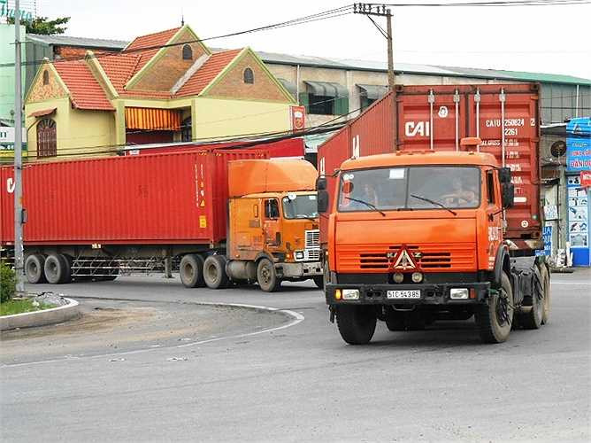 Container chạy nhanh ôm cua gắt nguy cơ lật xe, rớt thùng là điều dễ xảy ra tại cầu vượt Sóng Thần (Dĩ An, Bình Dương).