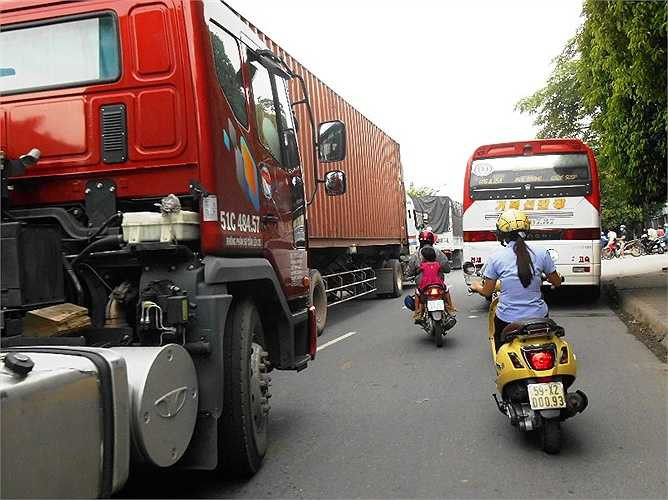 Xe máy lạng lách tìm lối thoát.