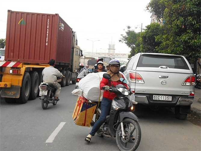Cố tình chạy ngược chiều, không đội mũ bảo hiểm.