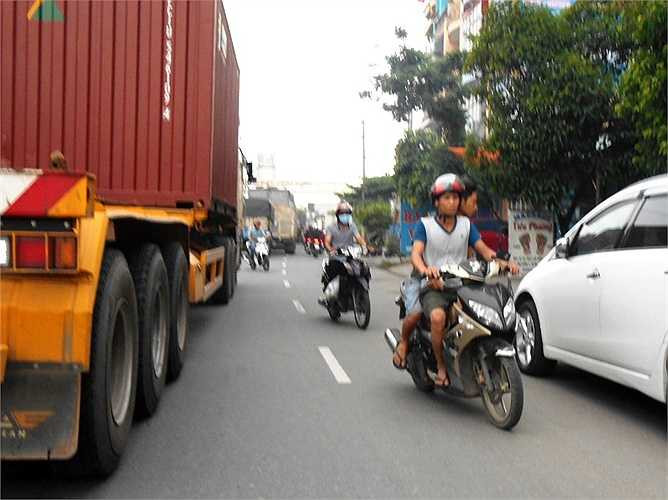 Không ít người điều khiển phương tiện đùa giỡn với 'tử thần' khi chạy ngược chiều, cắt mặt xe container.
