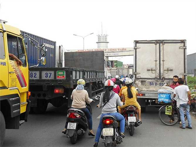 Nhiều người cố chen vào chỗ trống.