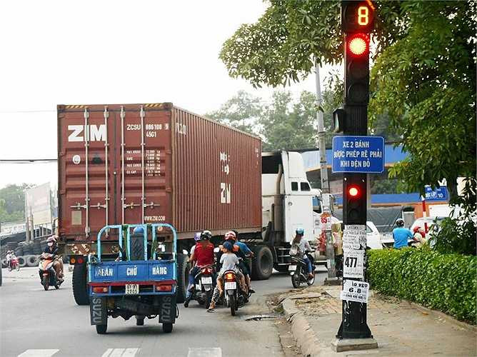 Container gây kẹt xe tại giao lộ.