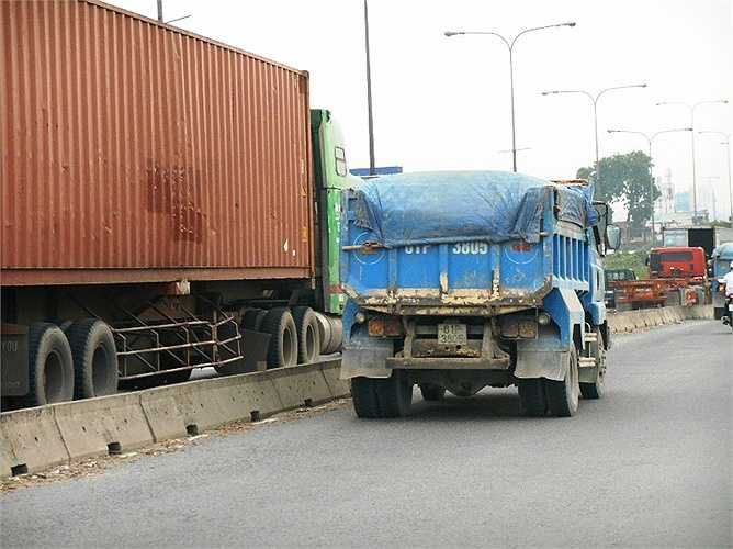 Container ùn tắc, kẹt xe kéo dài trên cầu khiến xe tải chạy sang làn đường cho xe máy. Thực hiện: Phan Cường