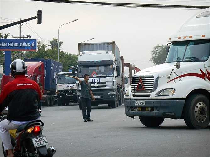 Bất đắc dĩ người dân ra đường thay thế CSGT.