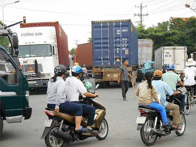 Giao thông hỗn loạn bởi container.