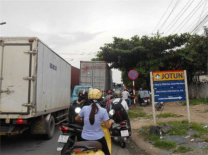 Kẹt xe, ùn tắc kéo dài hàng cây số do lượng xe container, xe tải ô tô ra vào các khu công nghiệp rất đông.