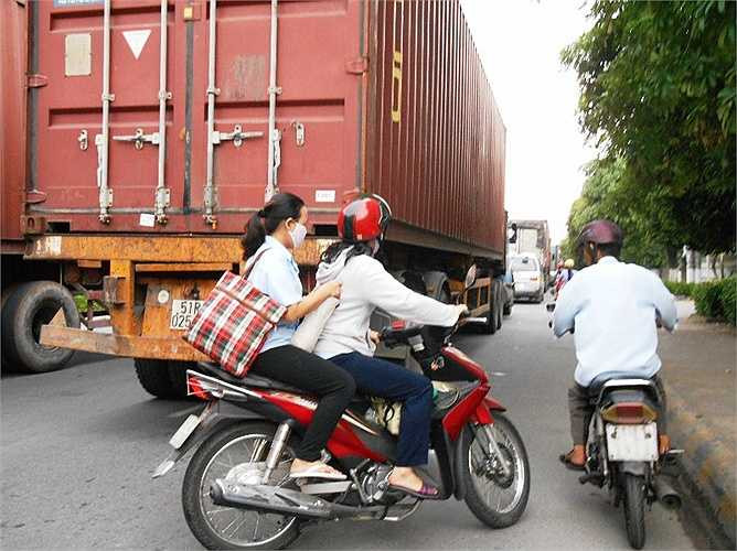 Trong những vụ tai nạn giao thông va chạm xe container có phần lỗi không nhỏ từ người đi xe máy.