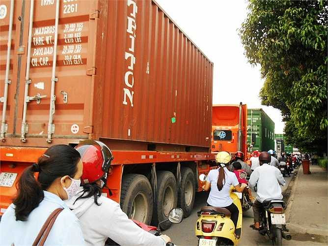 Nguy cơ tai nạn giao thông luôn rình rập khi người điều khiển phương tiện chen chúc cùng xe đầu kéo container.