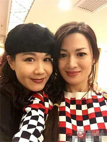 Năm 2000, Trần Thiếu Hà (phải) nên duyên vợ chồng với một doanh nhân người Hoa gốc Australia và chính thức nói lời từ biệt với nghiệp diễn xuất, lui về với thiên chức làm vợ và mẹ của hai cô con gái. 