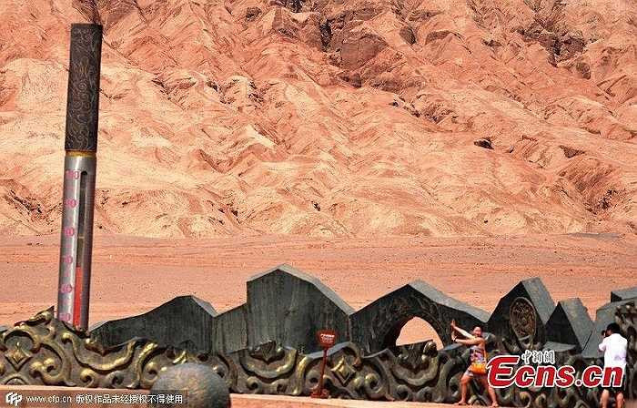 Là vùng đồi sa thạch có màu đỏ với khí hậu vô cùng đặc biệt, đất đai cằn cỗi nằm trong dãy Thiên Sơn thuộc Tân Cương, Trung Quốc, nhiệt độ mặt đất của Hỏa Diệm Sơn mới đo được trong ngày 14/6 là 68 độ C. 