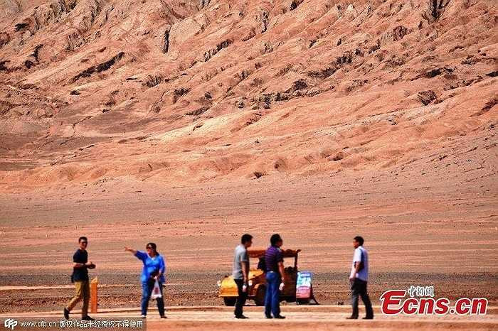 Bất chấp thời tiết cực kỳ nắng nóng, nhiều du khách vẫn chọn nơi đây làm điểm tham quan du lịch. Tính riêng hôm chủ nhật vừa qua, đã có hơn 3.000 du khách ghé Hỏa Diệm Sơn tham quan, chụp ảnh. 