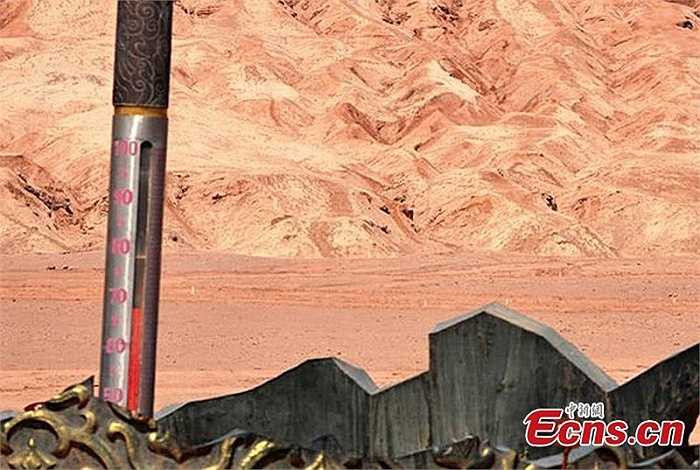 Dụng cụ để đo nhiệt độ ở một trong những nơi nóng nhất Trái Đất này là chiếc nhiệt kế khổng lồ dựng gần dãy núi. Cơ quan khí tượng địa phương đã nâng mức cảnh báo nắng nóng, nhiệt cao lên màu cam và kêu gọi du khách hãy cẩn trọng.