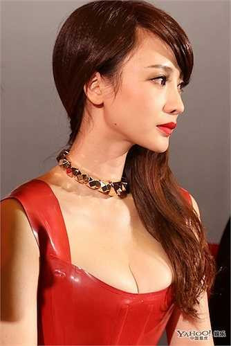 Liễu Nham trong buổi ra mắt phim Bí mật 12 chòm sao.