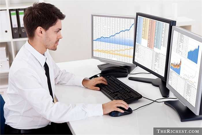 10. Nhân viên ngân hàng: Bạn sẽ phải làm việc 80 giờ/tuần và hiếm khi xong việc trước nửa đêm. Chính vì vậy, đau đầu, cổ, cổ tay, hông là điều khó tránh khỏi.