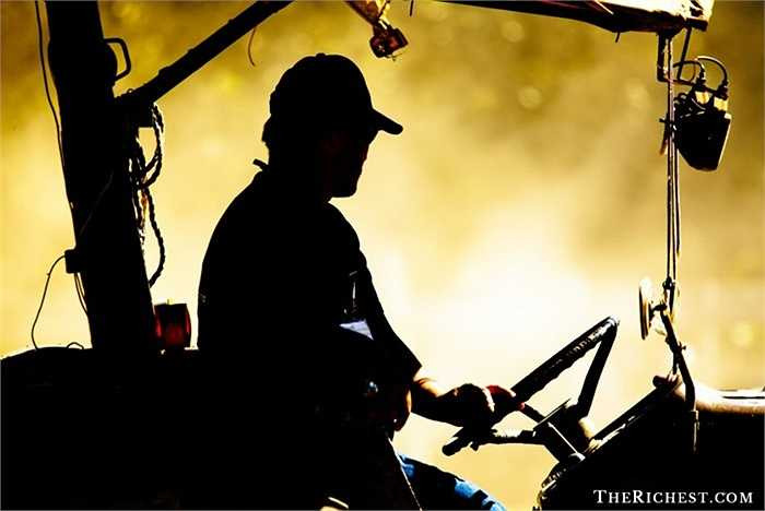 9. Nông dân: Nhiều người nghĩ rằng việc lao động tay chân thường xuyên sẽ giúp những người nông dân luôn khỏe mạnh. Tuy nhiên, do thường xuyên tiếp xúc hóa chất nông nghiệp nên họ rất dễ mắc ung thư dạ dày, não hay nhiễm độc hô hấp.