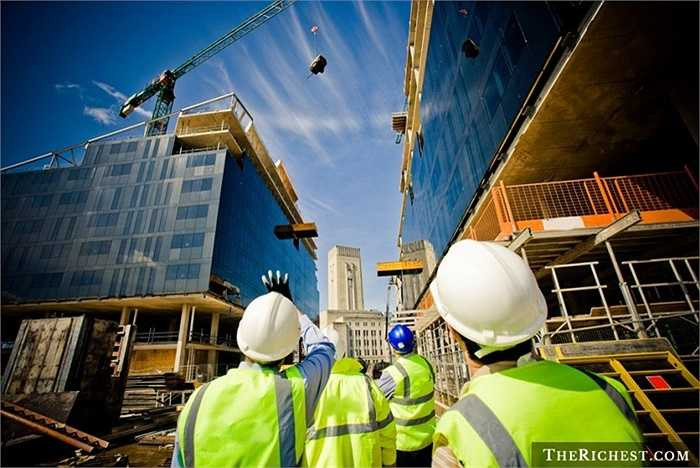 8. Công nhân xây dựng: Nguy hiểm hơn cả những tai nạn công trường, những công nhân xây dựng đang ngày ngày hít phải khí Amiăng – chất độc dẫn đến ung thư phổi.