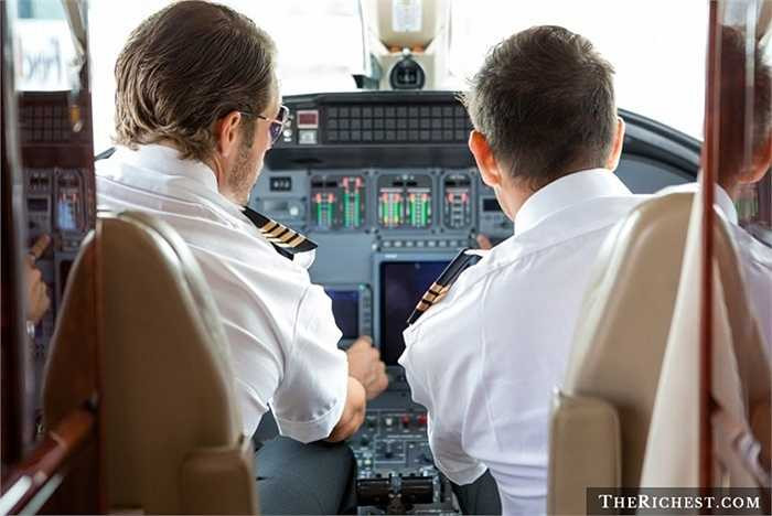 6. Phi công: Việc bay trên những độ cao khiến phi công phải tiếp xúc với tia X, tia gamma và các hạt hạ nguyên tử, đặc biệt là tia UV-A từ không gian. Nghiên cứu của Hiệp hội Y khoa Hoa Kỳ, cho thấy tia UV-A bức xạ gây thiệt hại DNA dẫn đến khối u ác tính.