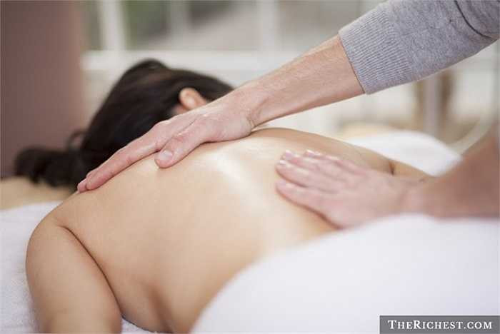 4. Nhân viên massage: Có một nghịch lý là nhân viên massage- những người giúp khách hàng giảm căng thẳng và đau mỏi, thì lại luôn mắc các bênh về xương và đau mỏi cơ bắp.