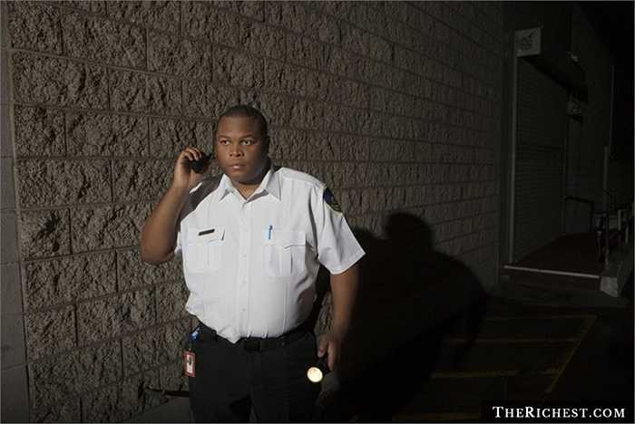 2. Bảo vệ ca đêm: Bất cứ công việc theo ca nào cũng làm thay đổi đồng hồ sinh học của bạn dẫn tới sự thay đổi sâu sắc hệ cân bằng nội tiết, nhiệt độ cơ thể, duy trì chất béo, giảm chức năng não. Tỉ lệ mắc tiểu đường, tim mạch, ung thư cũng tăng cao.