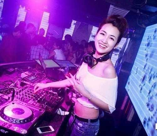 Trong giới DJ Hà thành, cô được mệnh danh là nữ DJ sở hữu nụ cười quyến rũ nhất. 