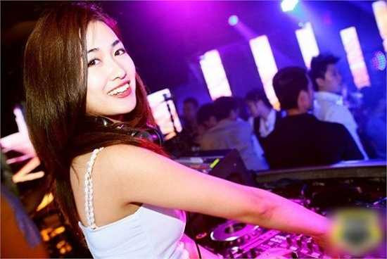 Cô vào nghề được hơn 4 năm nay và cũng là một cái tên không còn xa lạ trong giới DJ tại Việt Nam.