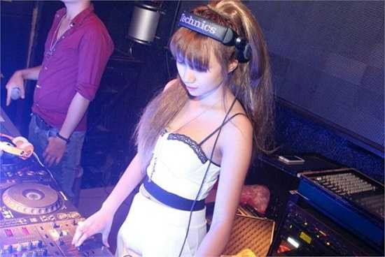 Yến cho biết, do bố mất sớm nên hai mẹ con cô sống nương tựa vào nhau. Từ nhỏ, cô ước mơ trở thành người mẫu.