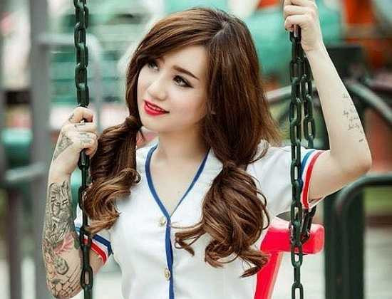 Nữ DJ có vẻ ngoài xinh xắn, cuốn hút.