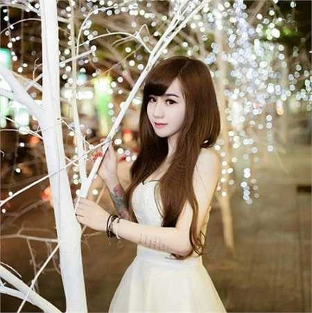 Trên trang cá nhân, cô thu hút hơn 10.000 người theo dõi.