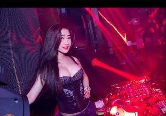 Gương mặt thanh tú, ngoại hình long lanh, cô luôn thu hút sự chú ý của mọi người.