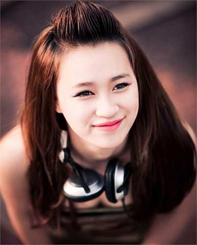 DJ Tít là một trong những DJ nóng bỏng, sexy và nổi tiếng hiện nay. 