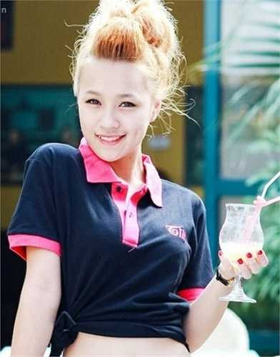 Sinh ra và lớn lên trong một gia cảnh nghèo khó nhưng cô vẫn luôn tự biết vươn lên bằng chính đôi chân của mình.