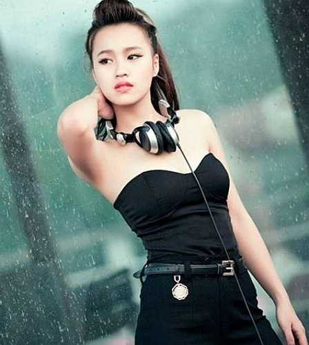 Cô tên thật là Trần Thị Thủy Tiên, sinh năm 1994. DJ Tít mồ côi mẹ từ năm lên 10 và sống cùng ông bà ngoại.