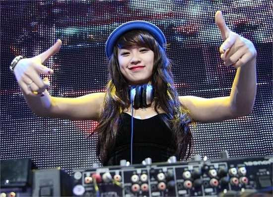 Tài năng đã được khẳng định bằng lịch đi diễn dày đặc, DJ Tít còn luôn là tâm điểm chú ý tại mọi đám đông khi sở hữu một gương mặt đẹp không thua kém bất cứ hot girl nào.