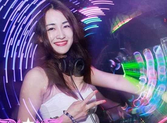 Cô bạn DJ xinh đẹp của đội Sơn Tùng M-TP trong chương trình The Remix – Hòa âm ánh sáng lúc nào cũng nổi bật với nụ cười rạng rỡ.