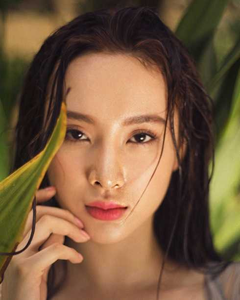 Trong bộ ảnh mới, Angela Phương Trinh lộ chiếc mũi có phần cánh không cân đối.