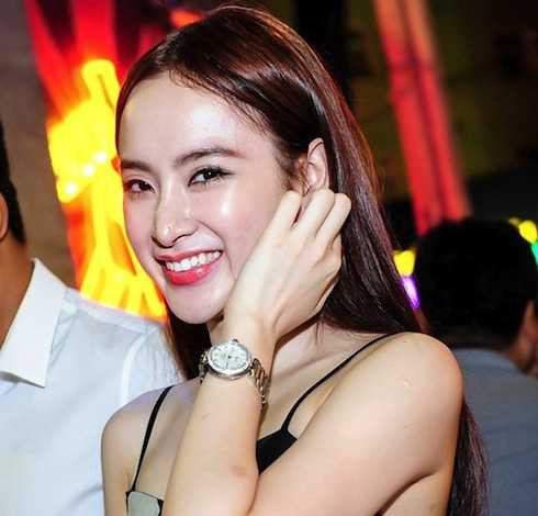 Chiếc mũi của cô khá kỳ lạ khi nhìn nghiêng