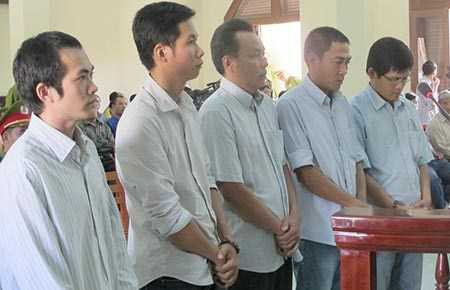 Năm bị cáo cựu sĩ quan công an tại phiên xử phúc thẩm trong vụ đánh chết người ở Phú Yên. Ảnh: Tấn Lộc 