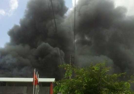 Cháy dữ dội trong khu công nghiệp ở Bắc Giang, khói mù mịt cả góc trời