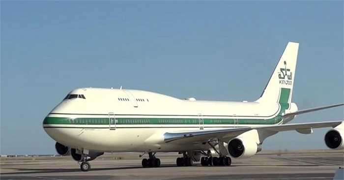 Ngoài ra, Hoàng tử Alwaleed còn sở hữu chiếc Boeing 747 trị giá 200 triệu USD với 14 chỗ ngồi